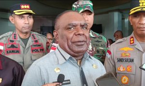 Bupati Merauke, Romanus Mbaraka sedang diwawancara sejumlah wartawan – Surya Papua/Yulianus Bwariat