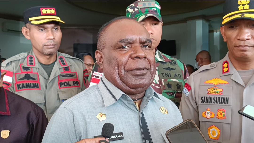 Bupati Merauke, Romanus Mbaraka sedang diwawancara sejumlah wartawan – Surya Papua/Yulianus Bwariat