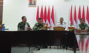 Komandan Lantamal XI Merauke, Brigjen TNI (Mar) Gatot Mardiyono saat memberikan keterangan pers didampingi Penjabat Gubernur Papua Selatan, Apolo Safanpo – Surya Papua/Yulianus Bwariat