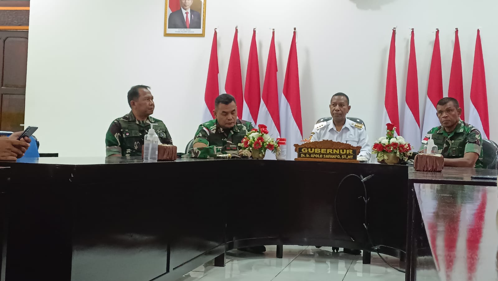 Komandan Lantamal XI Merauke, Brigjen TNI (Mar) Gatot Mardiyono saat memberikan keterangan pers didampingi Penjabat Gubernur Papua Selatan, Apolo Safanpo – Surya Papua/Yulianus Bwariat