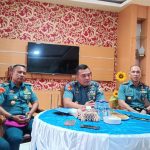 Komandan Pangkalan Utama TNI Angkatan Laut (Danlantamal) XI Merauke, Brigjen TNI (Mar) Gatot Mardiyono didampingi sejumlah pejabat Lantamal sedang berikan keterangan pers kepada sejumlah wartawan – Surya Papua/Yulianus Bwariat