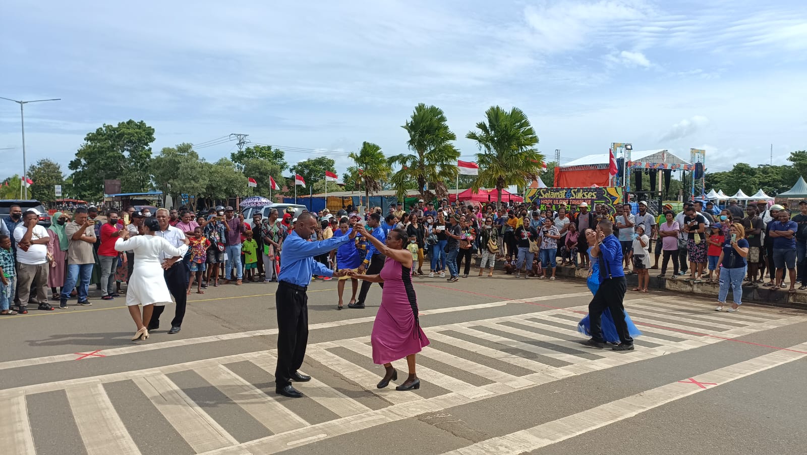 Peserta lomba sedang berdansa dalam hajatan HUT Merauke ke- 121 – Surya Papua/Yulianus Bwariat
