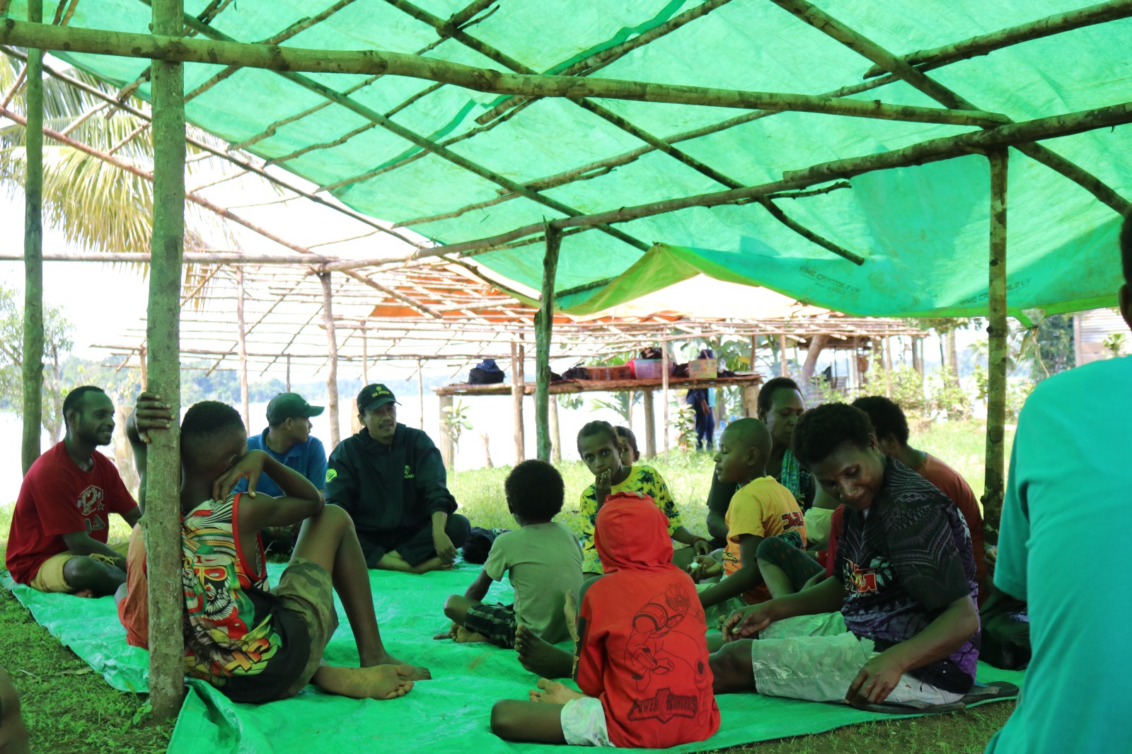 Masyarakat sedang mendengar arahan dan penjelasan dari PT PAL – Surya Papua/IST