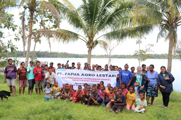 Foto  pihak perusahan bersama masyarakat – Surya Papua/IST