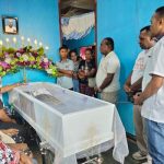 Bupati Merauke, Romanus Mbaraka sedang berdbicara dengan keluarga almarhumah – Surya Papua/Frans Kobun