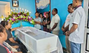 Bupati Merauke, Romanus Mbaraka sedang berdbicara dengan keluarga almarhumah – Surya Papua/Frans Kobun