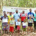 Foto bersama anak-anak usai sosialisasi dari PT Tunas Sawa Erma A – Surya Papua/IST