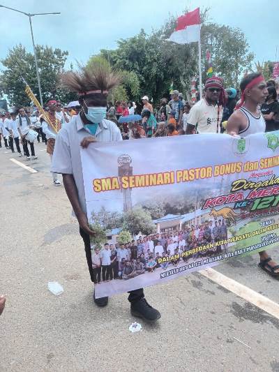 Seminari Bonus ikut pelaksanaan karnaval - Surya Papua/IST