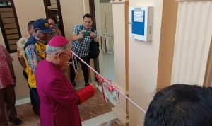 Uksup Agung Merauke, Mgr. Petrus Canisius Mandagi, MSC sedang memotong pita – Surya Papua/Yulianus Bwariat