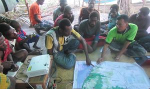 Tim dari Proyek ATSEA -2 mendampingi masyarakat di kawasan Pulau Kolepom dalam pembangunan perairan berkelanjutan di perairan Pulau Kolepom – Surya Papua/IST