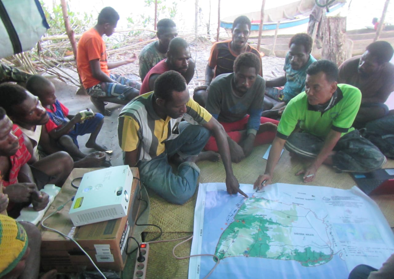 Tim dari Proyek ATSEA -2 mendampingi masyarakat di kawasan Pulau Kolepom dalam pembangunan perairan berkelanjutan di perairan Pulau Kolepom – Surya Papua/IST
