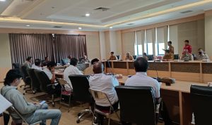 Bupati Merauke, Romanus Mbaraka sedang memimpin rapat untuk persiapan penyambutan anggota DPR RI Komisi V – Surya Papua/Yulianus Bwariat
