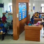 Masyarakat yang sedang mengurus e-KTP di Kantor Disdukcapil Merauke – Surya Papua/Yulianus Bwariat