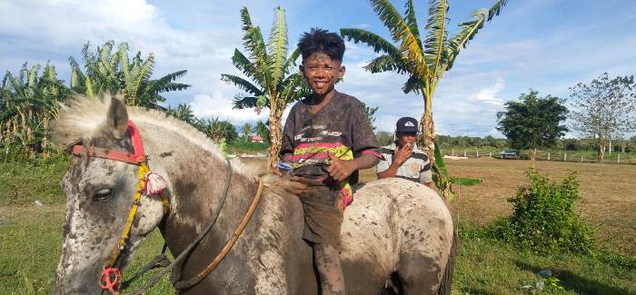Seorang Joki Kuda Tradisional Kampung Sidomulyo, Alvin – Surya Papua/Hendrik Resi
