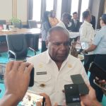 Bupati Merauke, Romanus Mbaraka berikan keterangan pers kepada para jurnalis – Surya Papua/Frans Kobun