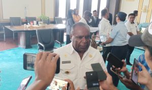 Bupati Merauke, Romanus Mbaraka berikan keterangan pers kepada para jurnalis – Surya Papua/Frans Kobun