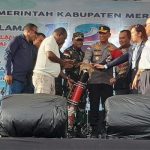 Bupati Merauke, Romanus Mbaraka bersama Forkopimda membuka pameran HUT Merauke ke-121 dengan menabuh tifa – Surya Papua/Hendrik Resi