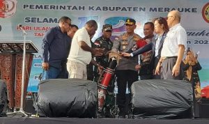 Bupati Merauke, Romanus Mbaraka bersama Forkopimda membuka pameran HUT Merauke ke-121 dengan menabuh tifa – Surya Papua/Hendrik Resi