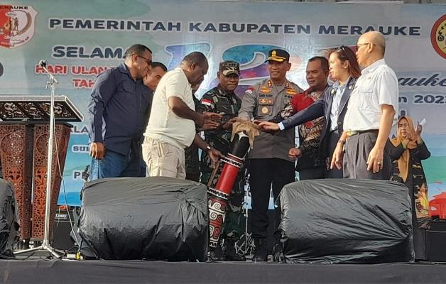 Bupati Merauke, Romanus Mbaraka bersama Forkopimda membuka pameran HUT Merauke ke-121 dengan menabuh tifa – Surya Papua/Hendrik Resi