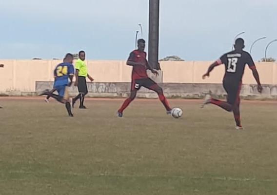 Duel Tim Kamahedoga versus Karang Indah di Stadion Katalpal – Surya Papua/Hendrik Resi