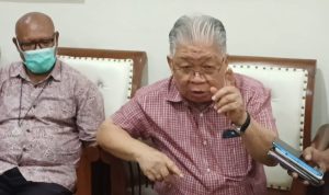 Uskup Agung Merauke, Mgr. Petrus Canisius Mandagi, MSC sedang berikan keterangan pers – Surya Papua/Yulianus Bwariat