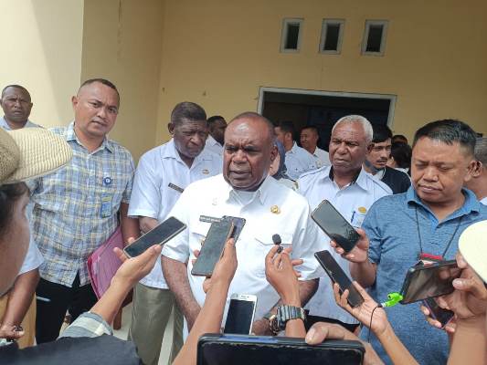 Bupati Merauke, Romanus Mbaraka sedang berikan keterangan pers kepada sejumlah wartawan – Surya Papua/Frans Kobun