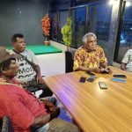 Tokoh Masyarakat Marind, Paskalis Imadawa didampingi beberapa tokoh adat lain sedang berikan keterangan pers – Surya Papua/Frans Kobun