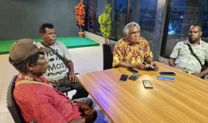 Tokoh Masyarakat Marind, Paskalis Imadawa didampingi beberapa tokoh adat lain sedang berikan keterangan pers – Surya Papua/Frans Kobun