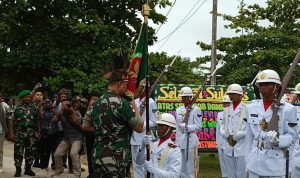 Danrem 174/ATW, Kolonel (Inf) Agus Widodo sedang mencium bendera – Surya Papua/Yulianus Bwariat
