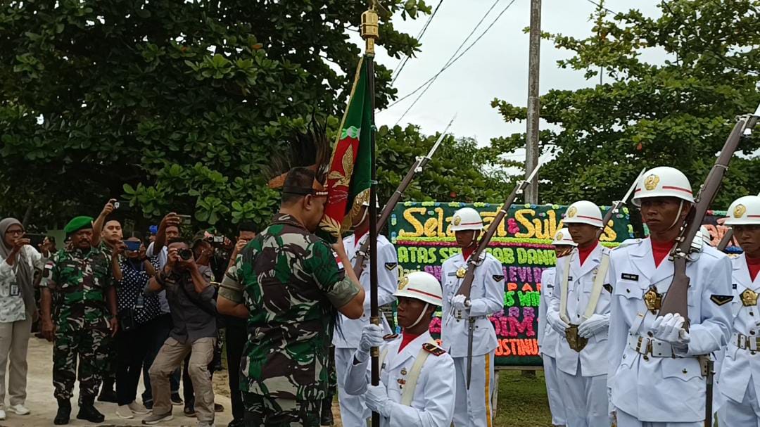 Danrem 174/ATW, Kolonel (Inf) Agus Widodo sedang mencium bendera – Surya Papua/Yulianus Bwariat