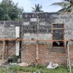 Bangunan rumah permanen yang sedang dikerjakan oleh TSE Group B – Surya Papua/IST