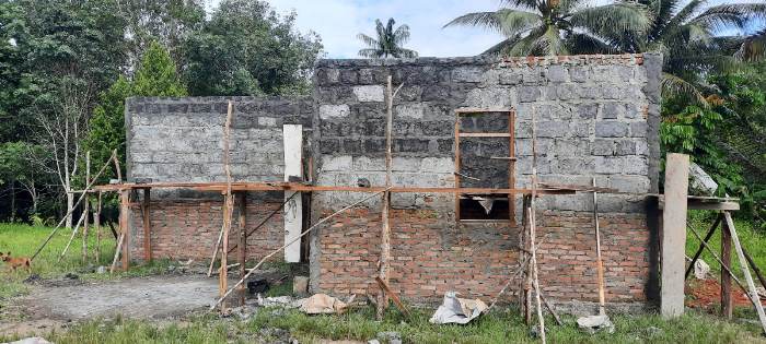 Bangunan rumah permanen yang sedang dikerjakan oleh TSE Group B – Surya Papua/IST