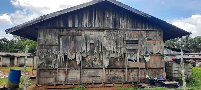 Kondisi bangunan rumah milik Gregorius Kasibago yang sudah rusak parah – Surya Papua/IST