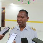 Penjabat Gubernur Papua Selatan, Apolo Safanpo berikan keterangan pers kepada sejumlah wartawan – Surya Papua/Yulianus Bwariat