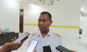 Penjabat Gubernur Papua Selatan, Apolo Safanpo berikan keterangan pers kepada sejumlah wartawan – Surya Papua/Yulianus Bwariat