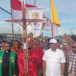 Salib IYD yang diarak OMK bersama ratusan umat dari Paroki St. Petrus Bambu Pemali – Surya Papua/Frans Kobun