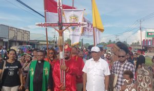 Salib IYD yang diarak OMK bersama ratusan umat dari Paroki St. Petrus Bambu Pemali – Surya Papua/Frans Kobun