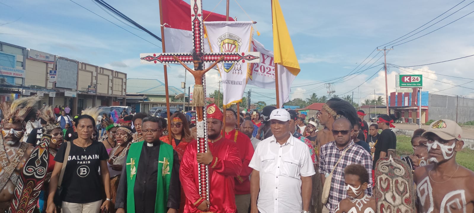 Salib IYD yang diarak OMK bersama ratusan umat dari Paroki St. Petrus Bambu Pemali – Surya Papua/Frans Kobun