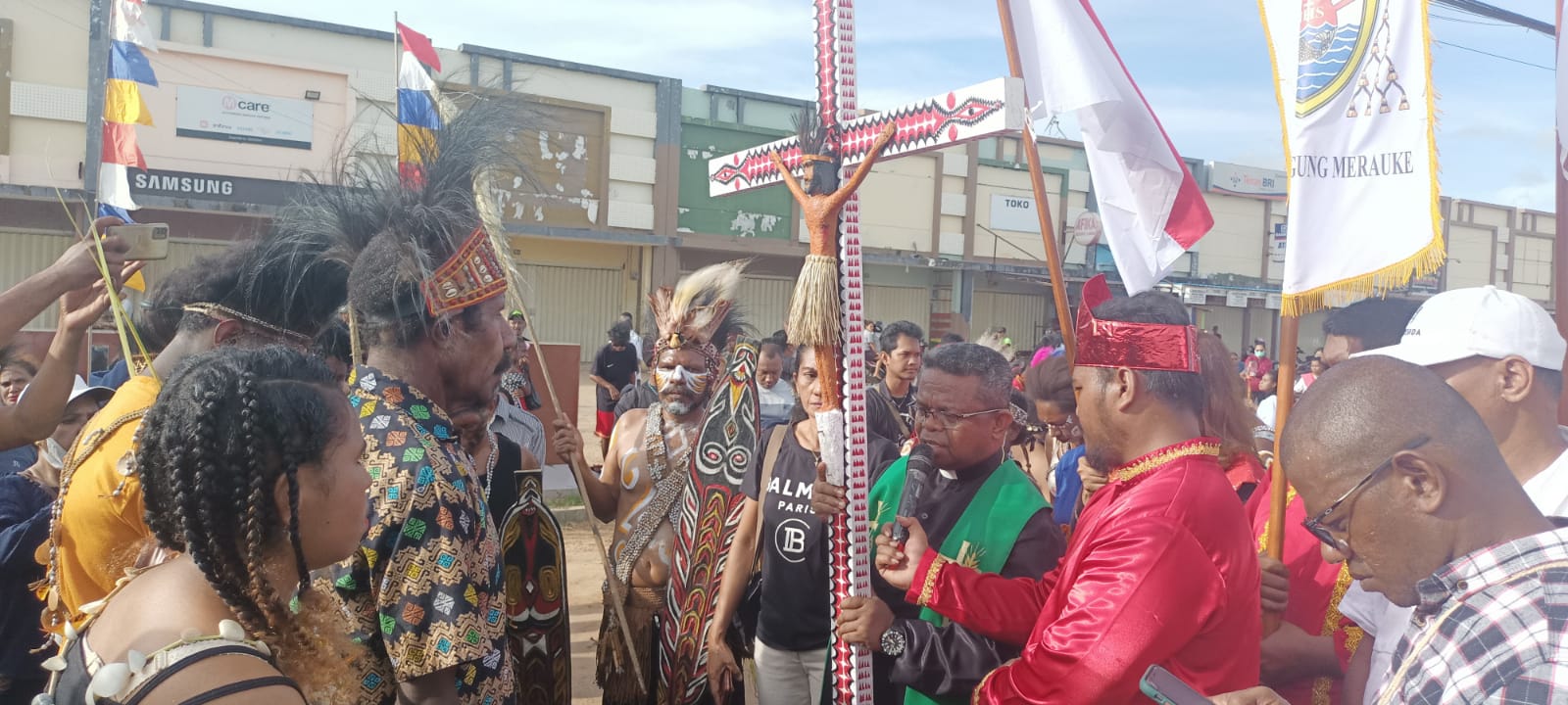 Pastor Paroki St. Yoseph Bambu Pemali, Sony Walewawan, Pr sedang menyerahkan Salib IYD kepada Ketua LMA Marind Imbuti- Surya Papua/Frans Kobun