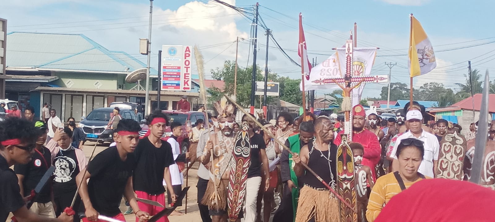 Salib IYD sedang diarak menuju Gereja Santa Theresia Buti – Surya Papua/Frans Kobun