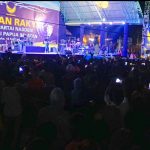 Ribuan masyarakat yang memadati Taman Mandala mengikuti panggung hiburan – Surya Papua/Yulianus Bwariat