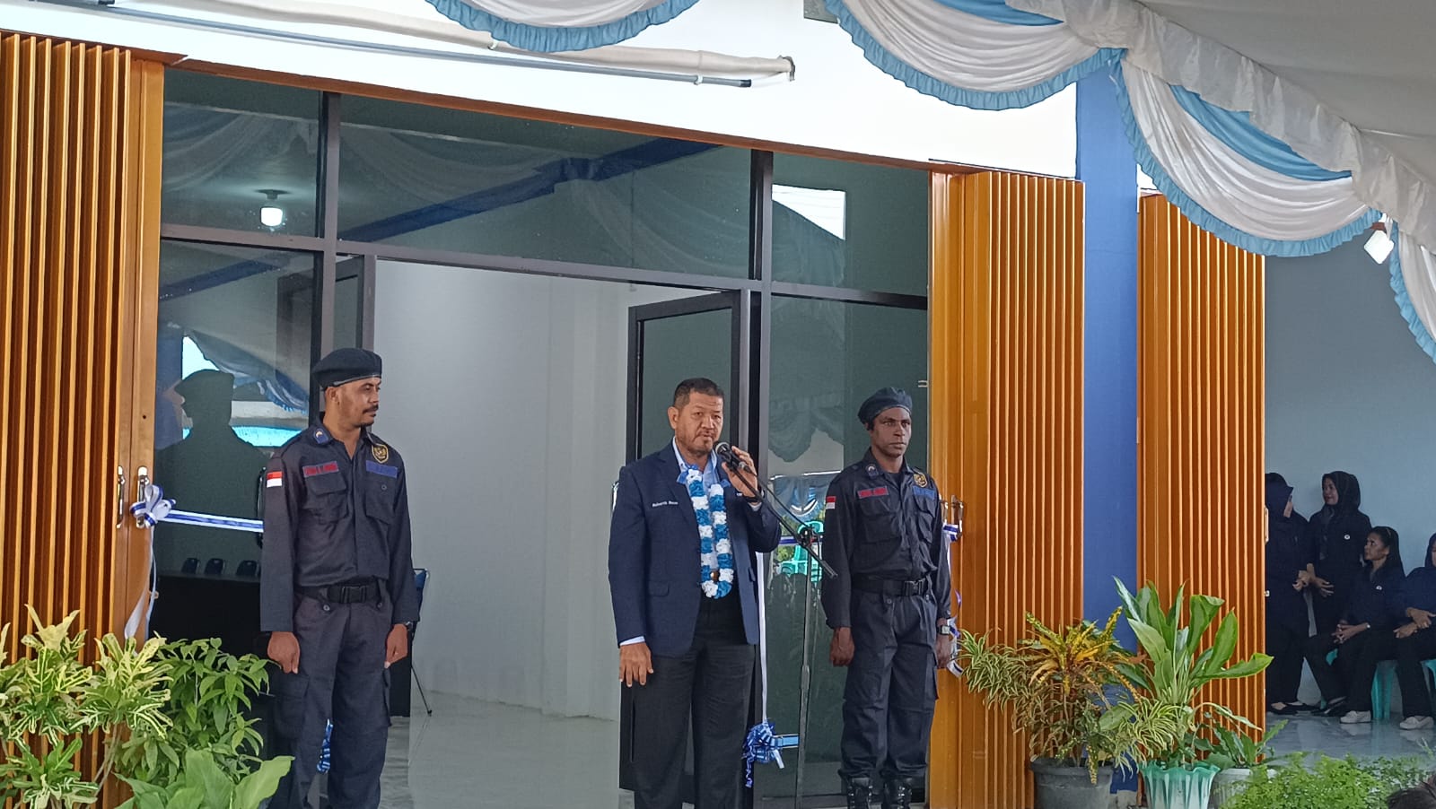 Ketua Fraksi Partai Nasdem DPR RI, Robert Rouw sedang berikan sambutan – Surya Papua/Yulianus Bwariat