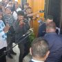 Penjabat Gubernur Provinsi Papua Selatan, Apolo Safanpo sedang menyaksikan pengguntingan pita oleh Ketua DPW Partai Nasdem Provinsi Papua Selatan, Romanus Mbaraka – Surya Papua/Frans Kobun