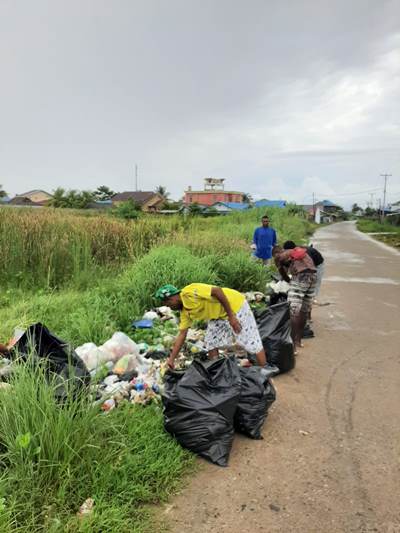 Sampah yang dibuang orang tak bertanggungjawab di Jalan Ternate, Kelurahan Karang Indah – Surya Papua/IST