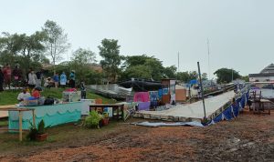 Puluhan terop rubuh dihantam angina kencang tadi siang – Surya Papua/Yulianus Bwariat