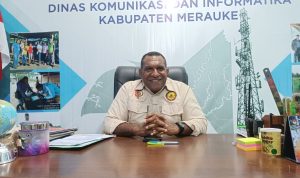 Ketua Panitia HUT Merauke, Thomas Kimko berikan keterangan pers – Surya Papua/ Yulianus Bwariat