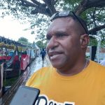 Ketua Panitia HUT Merauke ke-121, Thomas Kimko sedang diwawancarai – Surya Papua/Yulianus Bwariat
