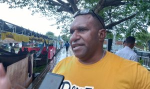 Ketua Panitia HUT Merauke ke-121, Thomas Kimko sedang diwawancarai – Surya Papua/Yulianus Bwariat