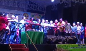Penekakan tombol HUT Merauke ke-121 yang berlangsung di Lapangan Kapsul Waktu – Surya Papua/Yulianus Bwariat