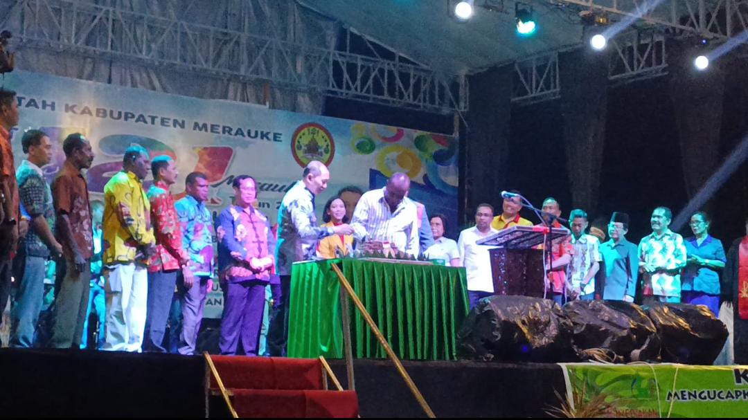 Pemotongan kue ulang tahun oleh Bupati-Wakil Bupati Merauke, Romanus Mbaraka-H. Riduwan – Surya Papua/Yulianus Bwariat